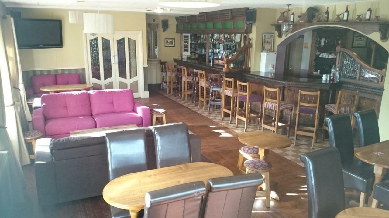 Marty'S Halfway House Hotel Westport Exterior photo